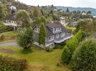 Innholdsrik enebolig over tre plan | Flott hage | Solrike uteplasser | leilighet m. egen inngang