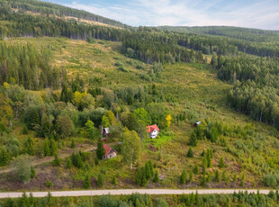 Kondemnabel eiendom på fin tomt og med flott utsikt i landlige og usjenerte omgivelser på Finnskogen!