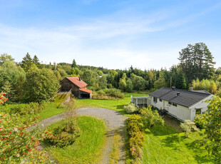 Koselig småbruk med landlig og usjenert beliggenhet. Velholdt enebolig og låve/fjøs. Ca. 11 mål tomt.