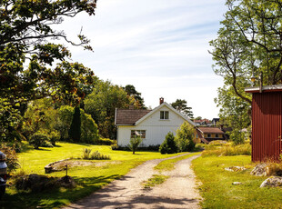 Landlig idyll nær sjøen på vakre Viker. Enebolig fra 1887 på stor, frodig tomt med stort uthus - behov for modernisering