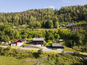 Landlig idyll på 5 mål, med flott utsikt i Lierdalen! Enebolig, flere garasjer, uthus, drivhus og eventyrlig prydhage!