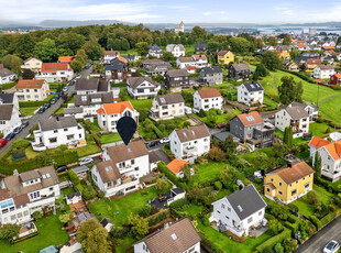 Leilighet over to plan | Flott utsikt | Sørvendt terrasse | Hage