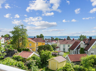 Lekker familiebolig o/ 2 plan med 152 m2 gulvareal - Fjordutsikt - Balkong og hage - Peisovn - Parkering*