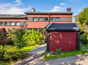 Lekkert og innholdsrikt rekkehus | 2 store solrike uteplasser med hage og terrasse | Wc, bad og 3 soverom | Garasjeplass