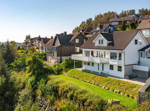 Ålgård - Velholdt og innholdsrik enebolig med helt fantastisk utsikt - Barnevennlig boligområde - Rolig gate - Garasje