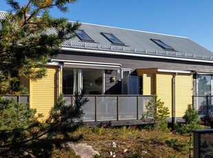 Lys og gjennomgående 3-roms rekkehus på Buskogen. God standard i svale rom med stor takhøyde. Carport med elbil-lader.