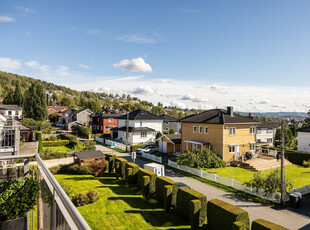 Lys og innbydende 3-r topp/hjørneleilighet. Super beliggenhet. Utsikt. Hyggelig, separat kjøkken. Bad + gjestetoalett.