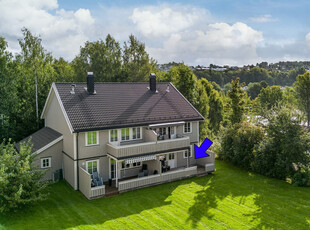 Lys og pen 2-roms-brl leilighet. Meget usjenert og stille mot friområde og elven. 1. etasje. Solrik terrasse.