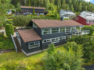 Meget tiltalende bolig med flott beliggenhet. Romslig gårdsplass. Dobbel garasje. Fantastisk utsikt utover fjorden.