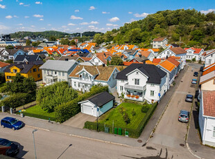 Meget velholdt og innholdsrik bolig i en av byens mest attraktive gater nær sentrum. Idyllisk og solrik hage-/uteareal.