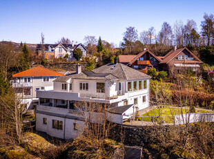 Nydelig villa med gode leieinntekter, sjøutsikt, sol, herlige uteplasser, hage og garasje! Attraktivt og barnevennlig.