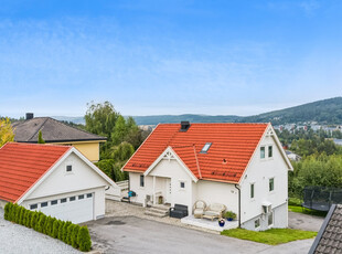 Nyere enebolig med godkjent utleiedel og fin, barnevennlig og sentral beliggenhet - flott utsikt over byen!