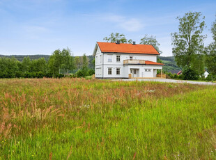 Nyrenovert og særegen enebolig med stor tomt og landlig beliggenhet.