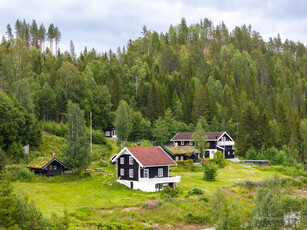 Opplev drømmen på landet | Nostalgisk perle med en variert og innholdsrik bebyggelse | Ca. 23 dekar tomt