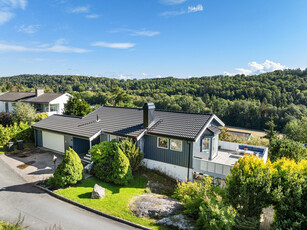 Perfekt familiebolig i rolig blindvei med fin fjordutsikt og store terrasser. 4 soverom. 2 bad. Garasje. Rett ved marka.