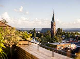 Påkostet 3-roms toppleilighet i 7.egt med heis | Solrik terrasse på 17 m² | Spektakulær utsikt over byen og fjorden