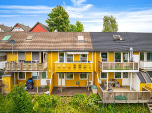 Rekkehus over 3 plan og garasje. Balkong og markterrasse, utsikt. Meget barnevennlig og solfylt. Lave bokostnader!