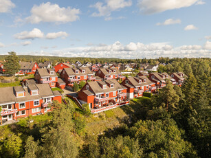 STENBRÅTEN: Fin del av tomannsbolig fra 2001. 4 soverom og 2 bad. Sjøutsikt, solfylte terrasser og garasje med lader.