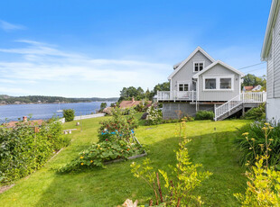 Tiltalende, innholdsrik enebolig med panoramautsikt - Solrikt - Flotte uteområder - Anneks, bryggeplass og stor skjul!