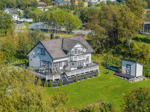 Tiltalende & sjarmerende enebolig med vakker arkitektur - Flott uteområde med terrasse og hage - Utsikt