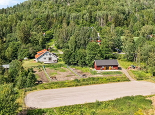 Vakkert småbruk i landlige omgivelser kun 50 min fra Oslo! Perfekt hestegård m/stallbygning og ridebane. 5 min fra E18.