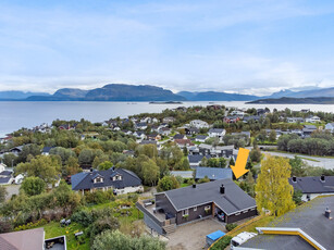 Velholdt enebolig - Carport - Meget barnevennlig boområde - Nydelig utsikt - Solrikt - Gåavstand til skole og barnehage