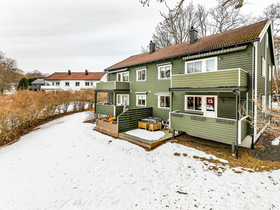 3-roms andelsleilighet med stor kjeller. Enkel adkomst. Mulighet for kjøp av garasje. Fredelige omgivelser på Jeløy.