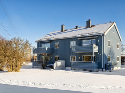 3-roms leilighet i 1. etasje med sørvestvendt terrasse. Parkering. Tilbaketrukket beliggenhet. Luftig uteområde. 3 boder