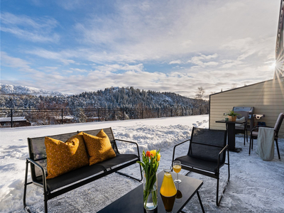 60m² endeleilighet med garasjeplass m/el-lader, heis og terrasse på 18,7m². Strøken tilstandsrapport! GODT utleieobjekt