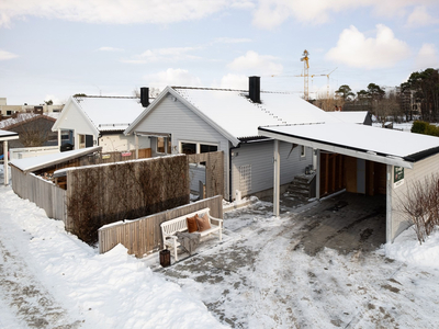 Attraktiv enebolig over to plan på familievennlige Strindheim | 2 terrasser | Kjellerstue | 4 soverom | 2 bad | Carport