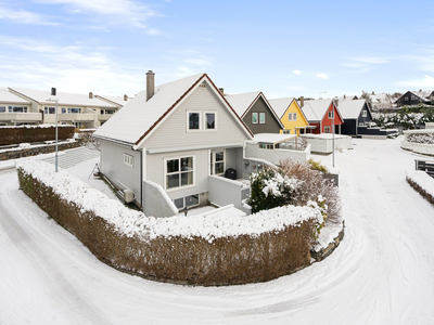 Attraktiv og familievennlig enebolig med solrike uteplasser og carport. Sentralt og tilbaketrukket.