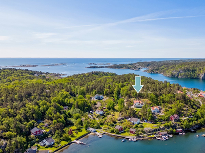 Borøya - Sjønær enebolig med utsikt og båtplass - Innholdsrik planløsning og innebygd garasje