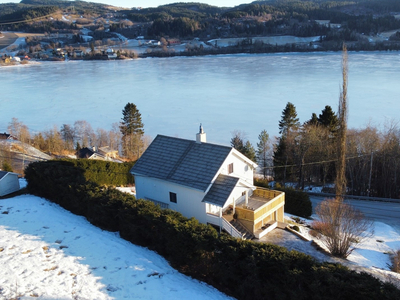 EGGKLEIVA - Innholdsrik og flott enebolig i naturskjønne omgivelser | Dobbelgarasje | Terrasse | 3 soverom | 2 stuer