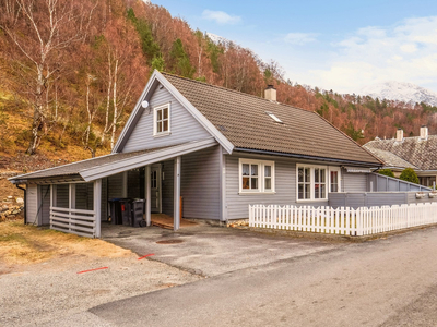 EIDFJORD SENTRUM| Enebolig med flott beliggenhet i et sentralt og veletablert boligområde - Carport - Hage m/terrasse