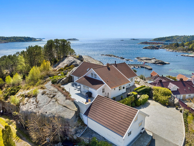 GLAPSALEN - Eksklusiv eiendom på unik, solrik utsiktstomt med hagestue, dbl garasje, båthus og båtplass! Må oppleves!