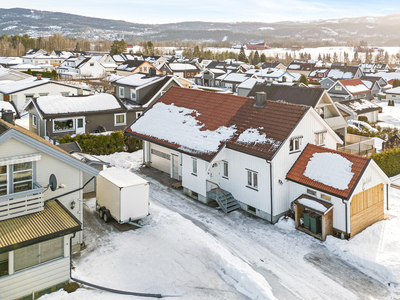 Enebolig i veletablert og rolig område | Garasje, sydvendt terrasse m/jacuzzi og hage | 500 m fra barneskolen