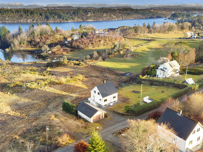 Enebolig med 3 soverom og stor tomt sentralt på Mastrevik. Gode solforhold og utsikt til sjø.