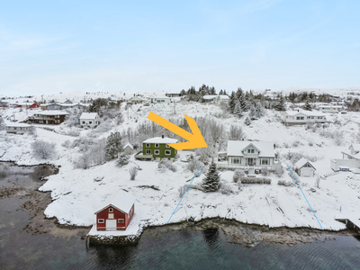 Enebolig med idyllisk beliggenhet helt i sjøkanten i Knarrlagsund - Strandlinje!