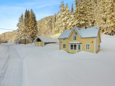 Enebolig med landlig beliggenhet i Bøverdalen. Stor garasje, samt uthus