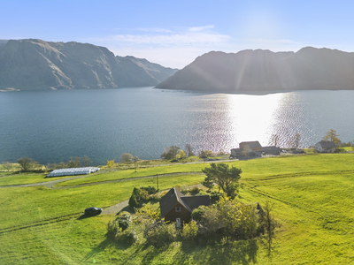 Enebolig med nydelig fjordutsikt og gode solforhold | Usjenert og frodig tomt med hage.