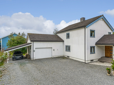 Enebolig med sentral beliggenhet på Orkanger | Vannbåren varme | Overbygd terrasse | Garasje og carport