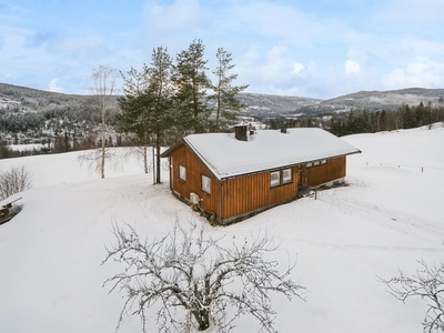 Enebolig med stor tomt og flott utsikt. Boligen har oppgraderingsbehov.