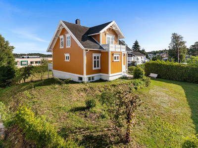 Enebolig solrikt og sentralt ved Fevik skole. Fin sjøutsikt.