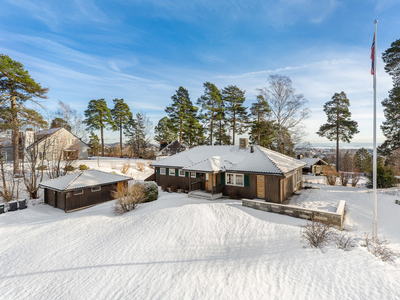 Enebolig v/Haslum skole med panorama fjordutsikt