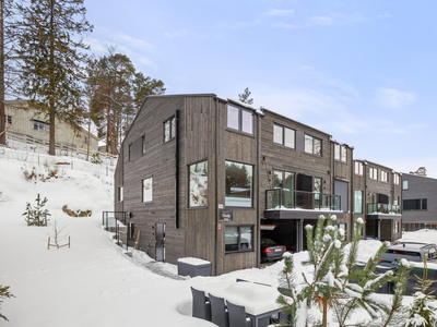 Familiebolig med høy standard I Meget god beliggenhet I 4 soverom I Egen inngang i u.etg I Carport