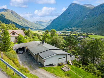 Flott enebolig med gode solforhold | Barnevennlig beliggenhet | 3 stuer | 5 sov | Veranda på ca. 54m² | Carport