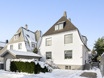 Flott murhus beliggende i et ettertraktet boligområde på populære Storhaug Vest. Usjenert tomt. Garasje.