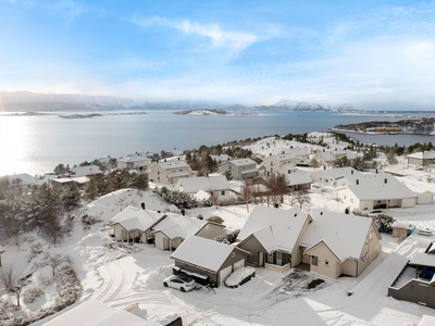 Flott og innholdsrik bolig med 3 soverom, 2 bad og eget vaskerom. Solrik hage og terrasse. Garasje