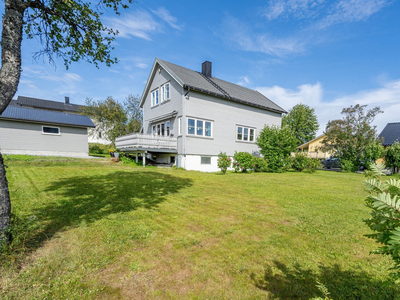 Flott og romslig enebolig over tre plan med terrasse, opparbeidet hageområde og garasje med elbillader.