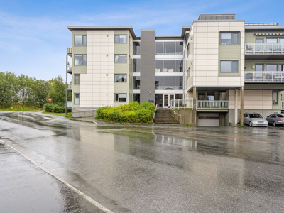 Flott og sentrumsnær 2-roms seniorleilighet (50+) med innglasset veranda. Heis i bygget. Felles takterrasse